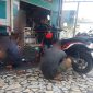 Niat memperbaiki sepeda motor agar kembali normal, seorang pemilik Honda Scoopy berinisial D justru mengeluhkan kondisi kendaraannya yang semakin parah setelah menjalani servis di bengkel, 