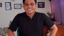 Yogi Indrawan, Ketua Panitia Messah Cup III saat menyampaikan Klarifikasi terkait video kericuhan dari tiga klub menyusul Polemik antara tim GPSL melawan Primajaya dalam perebutan tiket 8 besar. (Foto: Redaksi Flobamora.com)