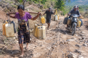 Krisis Ari minum bersih selama bertahun-tahun, warga terpaksa meluangkan waktu dan tenaga untuk mencari air dengan jarak yang ditempuh sejauh 1 Kilometer melewati jalan rusak demi memenuhi kebutuhan keluarga, Foto:Doc. Flobamor.com)