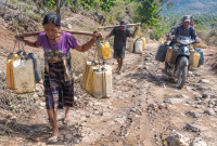 Krisis Ari minum bersih selama bertahun-tahun, warga terpaksa meluangkan waktu dan tenaga untuk mencari air dengan jarak yang ditempuh sejauh 1 Kilometer melewati jalan rusak demi memenuhi kebutuhan keluarga, Foto:Doc. Flobamor.com)