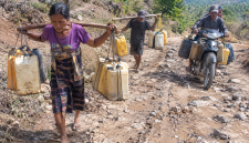 Krisis Ari minum bersih selama bertahun-tahun, warga terpaksa meluangkan waktu dan tenaga untuk mencari air dengan jarak yang ditempuh sejauh 1 Kilometer melewati jalan rusak demi memenuhi kebutuhan keluarga, Foto:Doc. Flobamor.com)