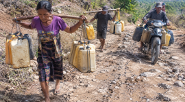 Krisis Ari minum bersih selama bertahun-tahun, warga terpaksa meluangkan waktu dan tenaga untuk mencari air dengan jarak yang ditempuh sejauh 1 Kilometer melewati jalan rusak demi memenuhi kebutuhan keluarga, Foto:Doc. Flobamor.com)