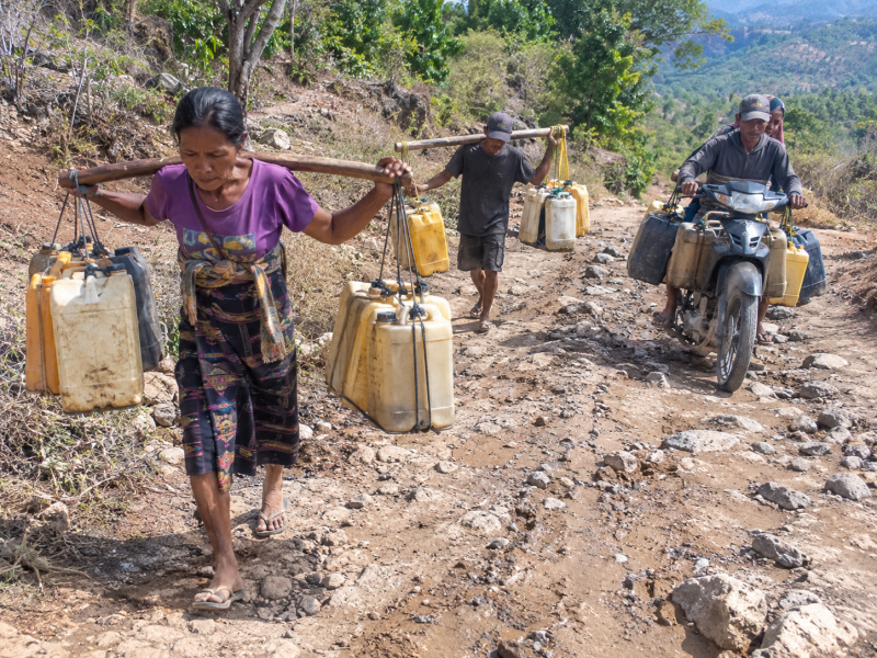 Krisis Ari minum bersih selama bertahun-tahun, warga terpaksa meluangkan waktu dan tenaga untuk mencari air dengan jarak yang ditempuh sejauh 1 Kilometer melewati jalan rusak demi memenuhi kebutuhan keluarga, Foto:Doc. Flobamor.com)