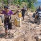 Krisis Ari minum bersih selama bertahun-tahun, warga terpaksa meluangkan waktu dan tenaga untuk mencari air dengan jarak yang ditempuh sejauh 1 Kilometer melewati jalan rusak demi memenuhi kebutuhan keluarga, Foto:Doc. Flobamor.com)