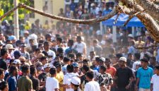 Turnamen sepak bola MESSAH CUP III di Pulau Messah, Kecamatan Komodo, Kabupaten Manggarai Barat, diwarnai kericuhan saat pertandingan antara GPSL melawan PRIMA JAYA di Lapangan Desa Pasir Putih, Rabu (21/10/2026).