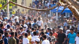 Turnamen sepak bola MESSAH CUP III di Pulau Messah, Kecamatan Komodo, Kabupaten Manggarai Barat, diwarnai kericuhan saat pertandingan antara GPSL melawan PRIMA JAYA di Lapangan Desa Pasir Putih, Rabu (21/10/2026).