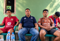 Ketu tim Primajaya, Abdalah Faisal (Baju hitam tengah) bersama pemain tim Prima Jaya saat memberikan keterangan pers prihal polemik Wasit utama, dalam memimpin pertandingan antara GPSL Soknar melawan Prima Jaya hingga menyoroti kebijakan sepihak dari ketua panitia Messah Cup III (Foto:Doc.Flobamor.com)
