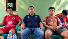Ketu tim Primajaya, Abdalah Faisal (Baju hitam tengah) bersama pemain tim Prima Jaya saat memberikan keterangan pers prihal polemik Wasit utama, dalam memimpin pertandingan antara GPSL Soknar melawan Prima Jaya hingga menyoroti kebijakan sepihak dari ketua panitia Messah Cup III (Foto:Doc.Flobamor.com)