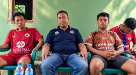 Ketu tim Primajaya, Abdalah Faisal (Baju hitam tengah) bersama pemain tim Prima Jaya saat memberikan keterangan pers prihal polemik Wasit utama, dalam memimpin pertandingan antara GPSL Soknar melawan Prima Jaya hingga menyoroti kebijakan sepihak dari ketua panitia Messah Cup III (Foto:Doc.Flobamor.com)