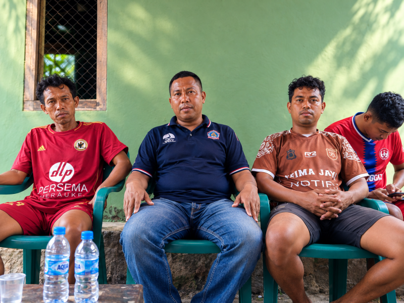 Ketu tim Primajaya, Abdalah Faisal (Baju hitam tengah) bersama pemain tim Prima Jaya saat memberikan keterangan pers prihal polemik Wasit utama, dalam memimpin pertandingan antara GPSL Soknar melawan Prima Jaya hingga menyoroti kebijakan sepihak dari ketua panitia Messah Cup III (Foto:Doc.Flobamor.com)