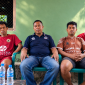 Ketu tim Primajaya, Abdalah Faisal (Baju hitam tengah) bersama pemain tim Prima Jaya saat memberikan keterangan pers prihal polemik Wasit utama, dalam memimpin pertandingan antara GPSL Soknar melawan Prima Jaya hingga menyoroti kebijakan sepihak dari ketua panitia Messah Cup III (Foto:Doc.Flobamor.com)