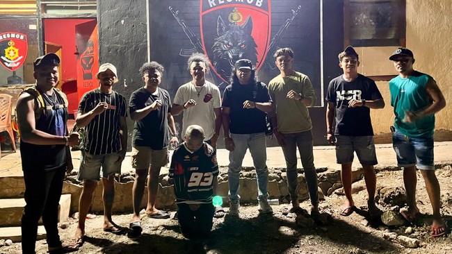 Tim Resmob Polres Manggarai Timur mengamankan Itok Aman terduga pelaku Penipuan turis asing di Labuan (Foto:Doc.isth).